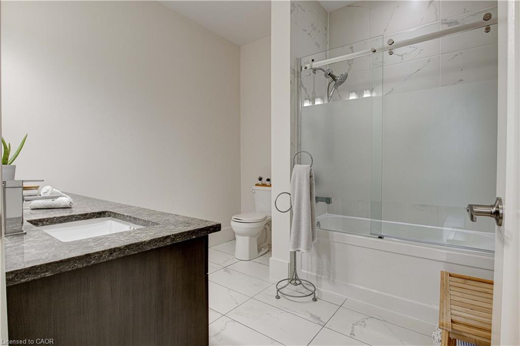 1902-1 Victoria Street S, Kitchener, ON - Indoor Photo Showing Bathroom