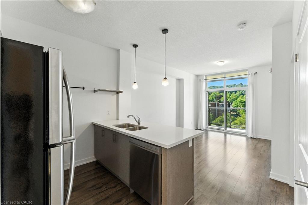 709-81 Robinson Street, Hamilton, ON - Indoor Photo Showing Kitchen With Double Sink