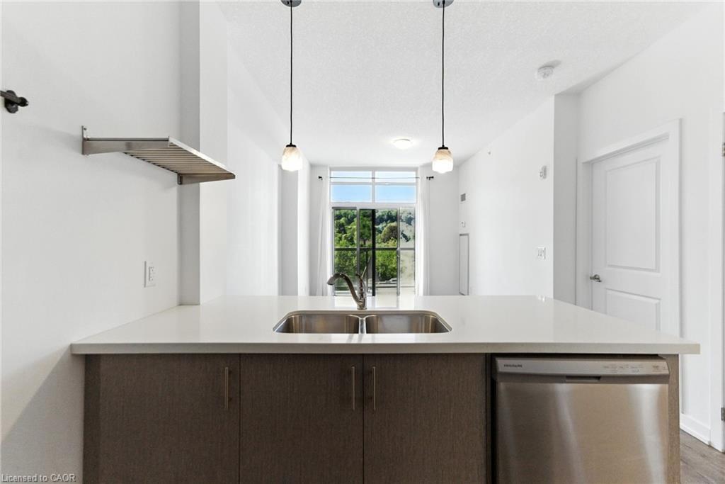 709-81 Robinson Street, Hamilton, ON - Indoor Photo Showing Kitchen With Double Sink