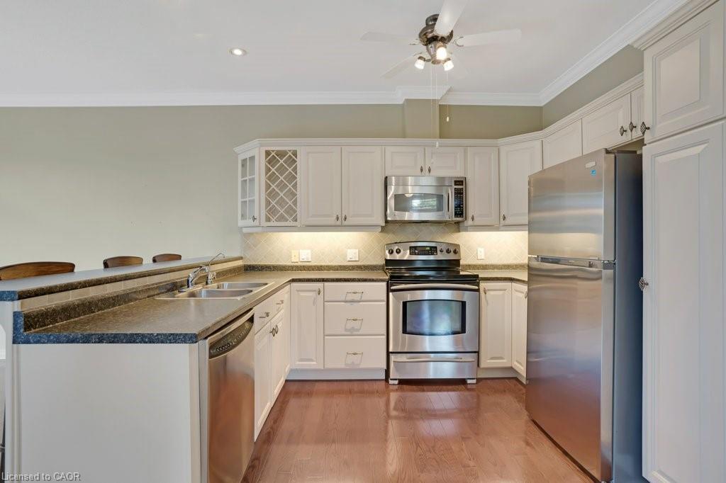 99-20 Isherwood Avenue, Cambridge, ON - Indoor Photo Showing Kitchen With Double Sink