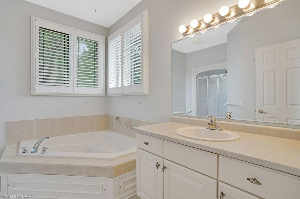 99-20 Isherwood Avenue, Cambridge, ON - Indoor Photo Showing Bathroom