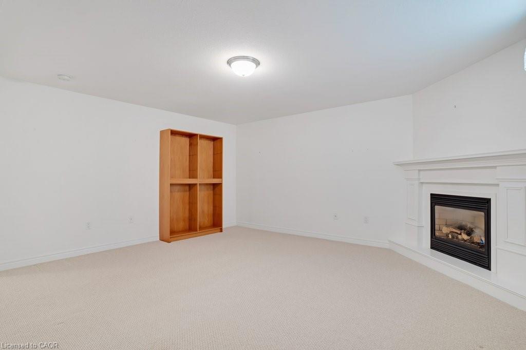 99-20 Isherwood Avenue, Cambridge, ON - Indoor With Fireplace