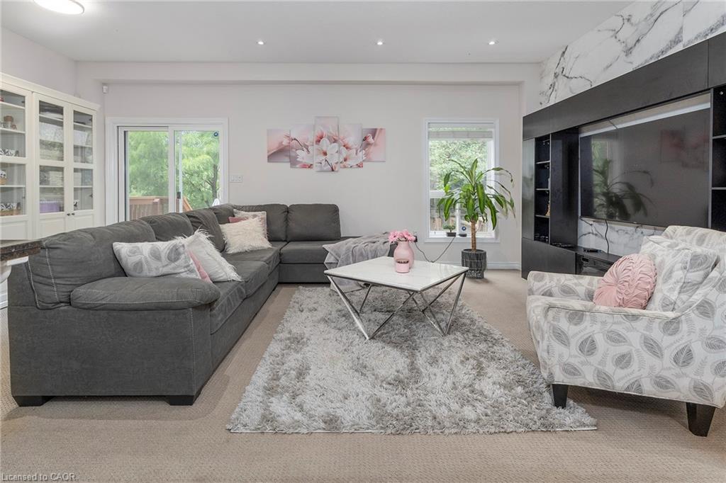 14-345 Glancaster Road, Ancaster, ON - Indoor Photo Showing Living Room