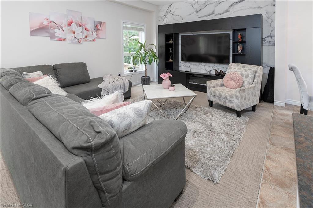 14-345 Glancaster Road, Ancaster, ON - Indoor Photo Showing Living Room