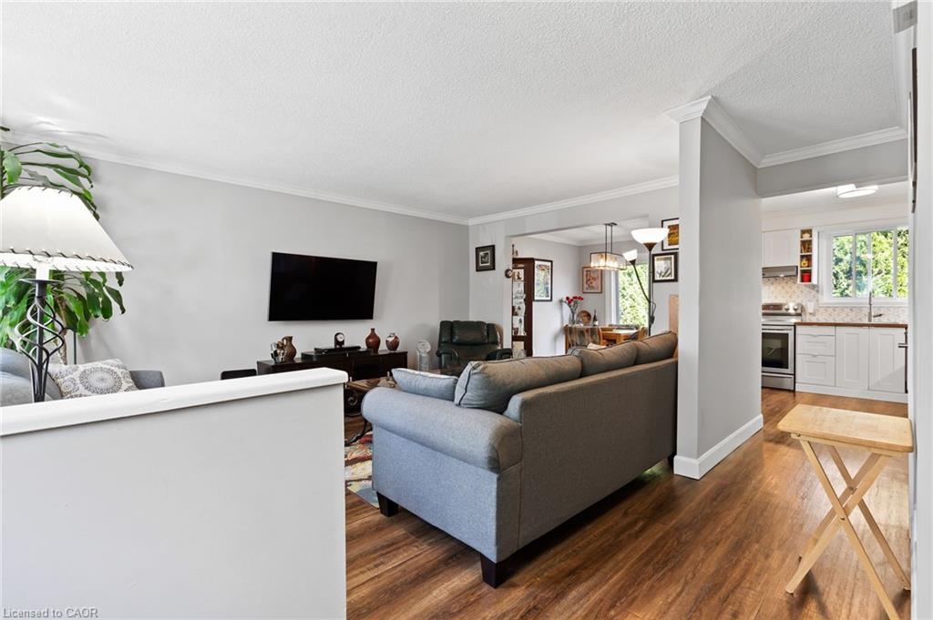 8117 Lynhurst Drive, Niagara Falls, ON - Indoor Photo Showing Living Room