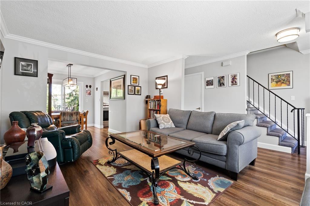 8117 Lynhurst Drive, Niagara Falls, ON - Indoor Photo Showing Living Room