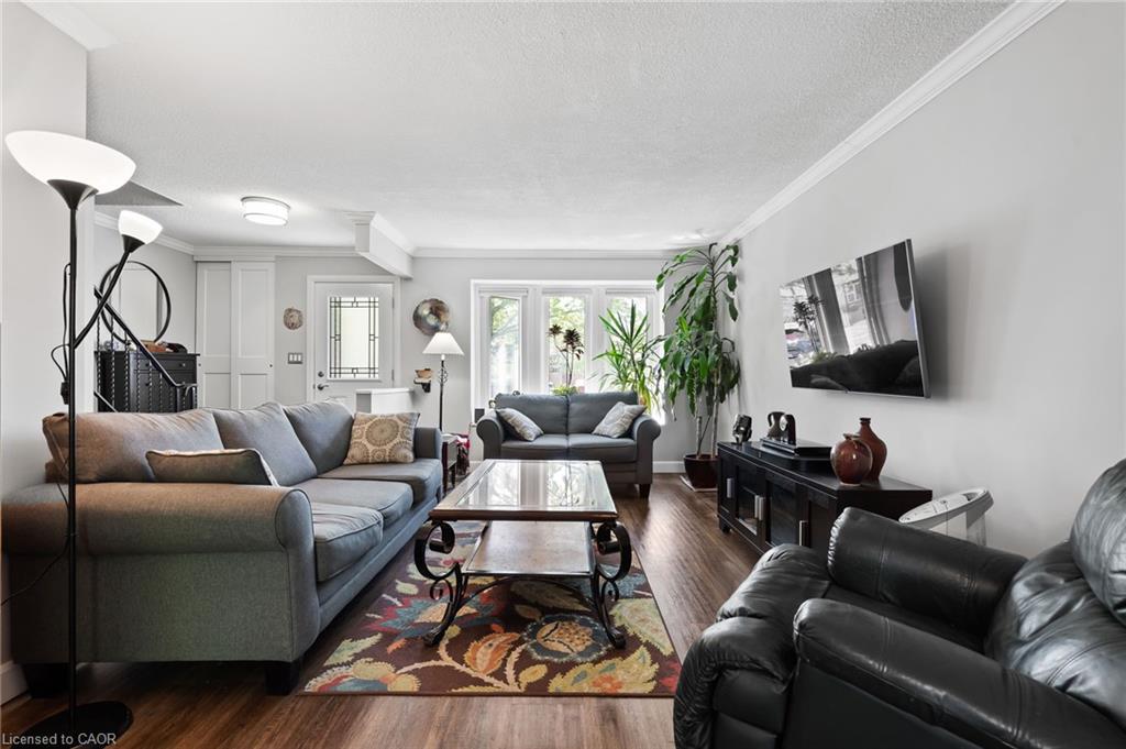 8117 Lynhurst Drive, Niagara Falls, ON - Indoor Photo Showing Living Room