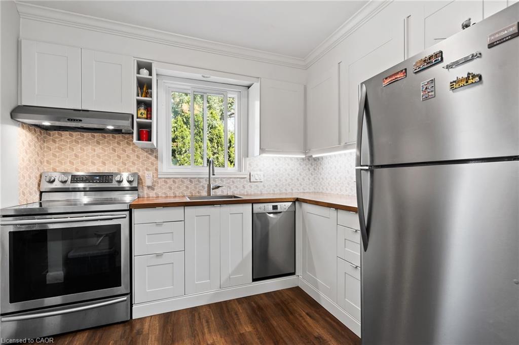 8117 Lynhurst Drive, Niagara Falls, ON - Indoor Photo Showing Kitchen With Stainless Steel Kitchen