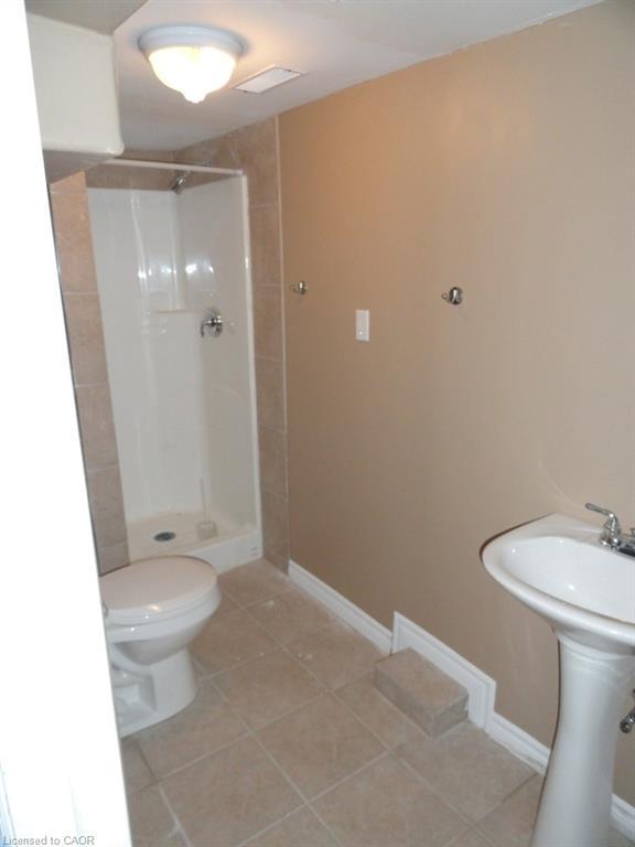 21 West Street, Dundas, ON - Indoor Photo Showing Bathroom