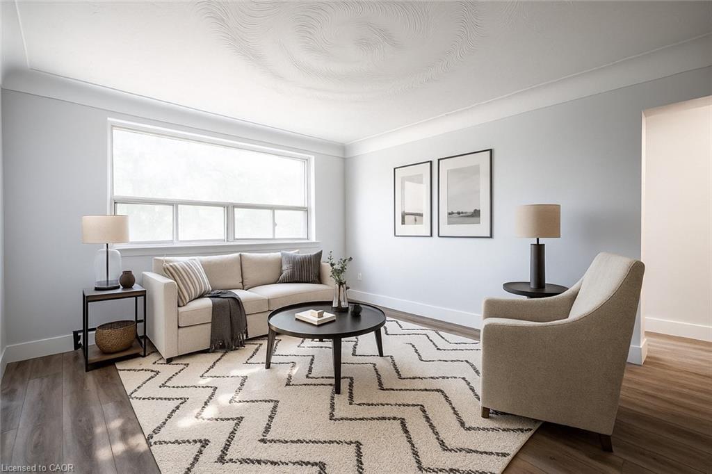 4-2161 Ghent Avenue, Burlington, ON - Indoor Photo Showing Living Room