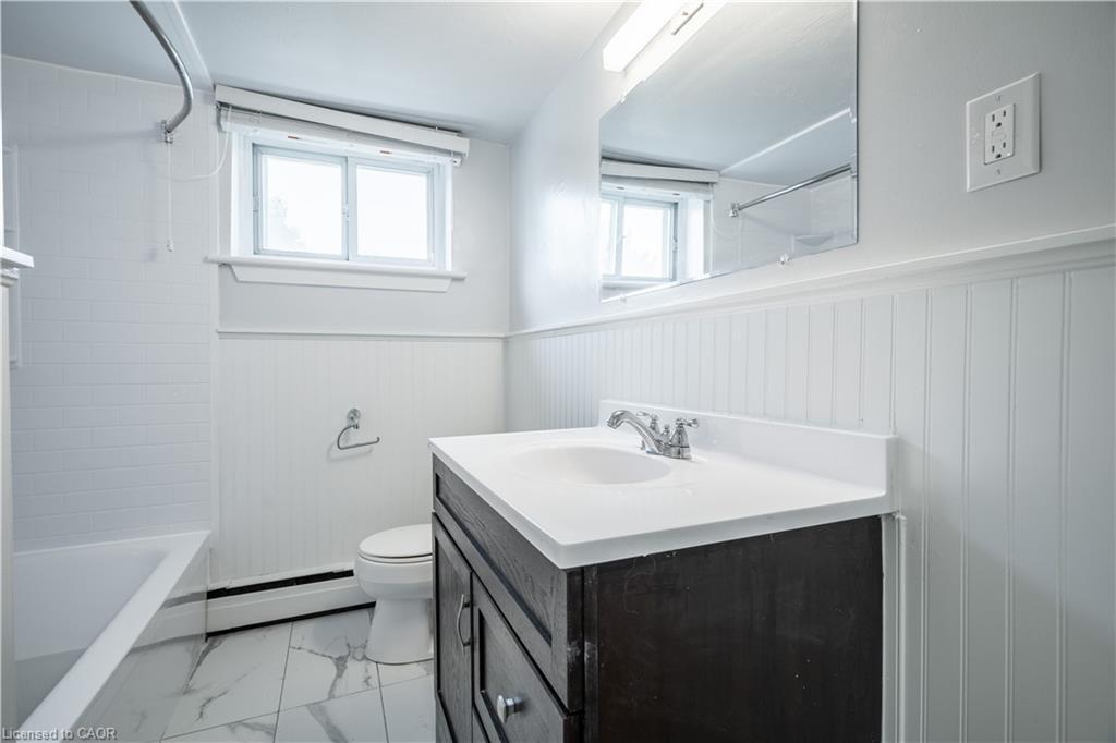 4-2161 Ghent Avenue, Burlington, ON - Indoor Photo Showing Bathroom