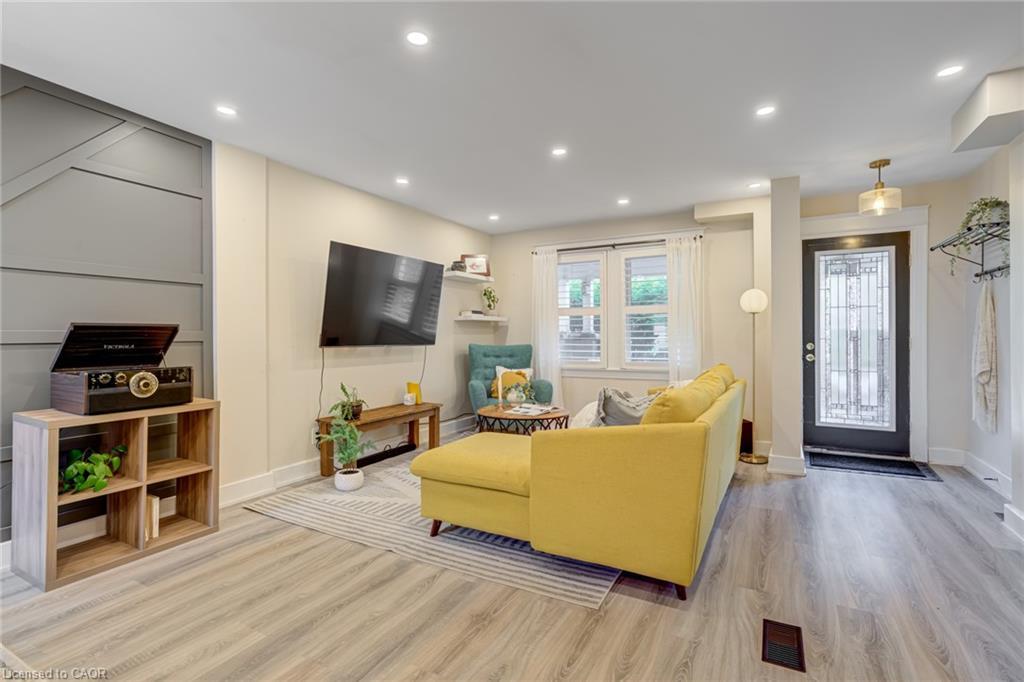 39 East Bend Avenue S, Hamilton, ON - Indoor Photo Showing Living Room With Fireplace