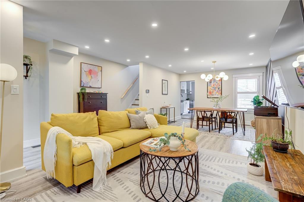 39 East Bend Avenue S, Hamilton, ON - Indoor Photo Showing Living Room
