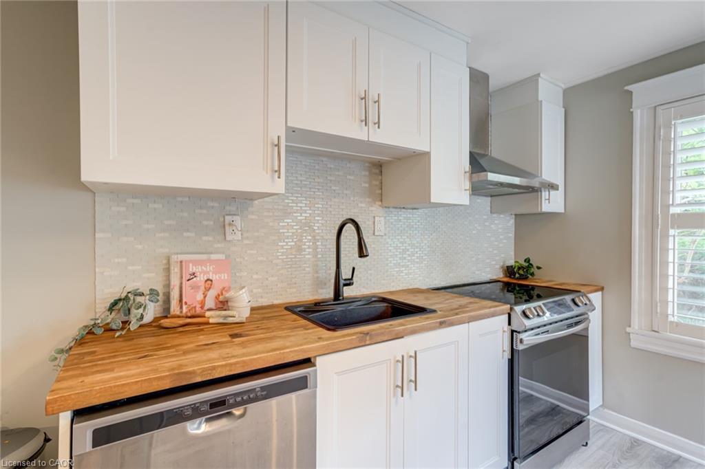 39 East Bend Avenue S, Hamilton, ON - Indoor Photo Showing Kitchen With Upgraded Kitchen
