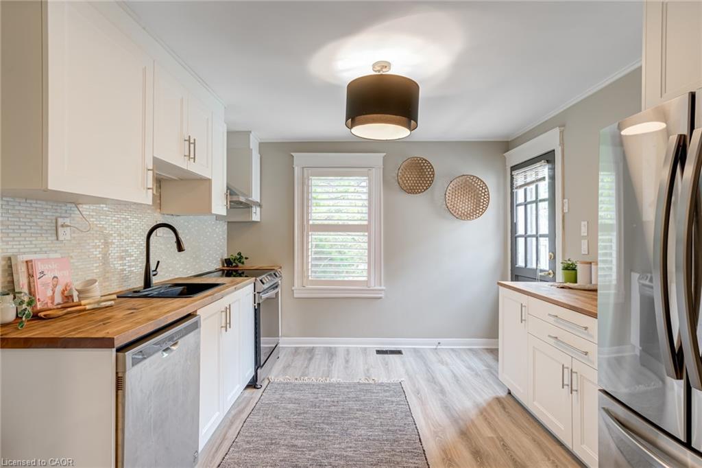 39 East Bend Avenue S, Hamilton, ON - Indoor Photo Showing Kitchen With Upgraded Kitchen