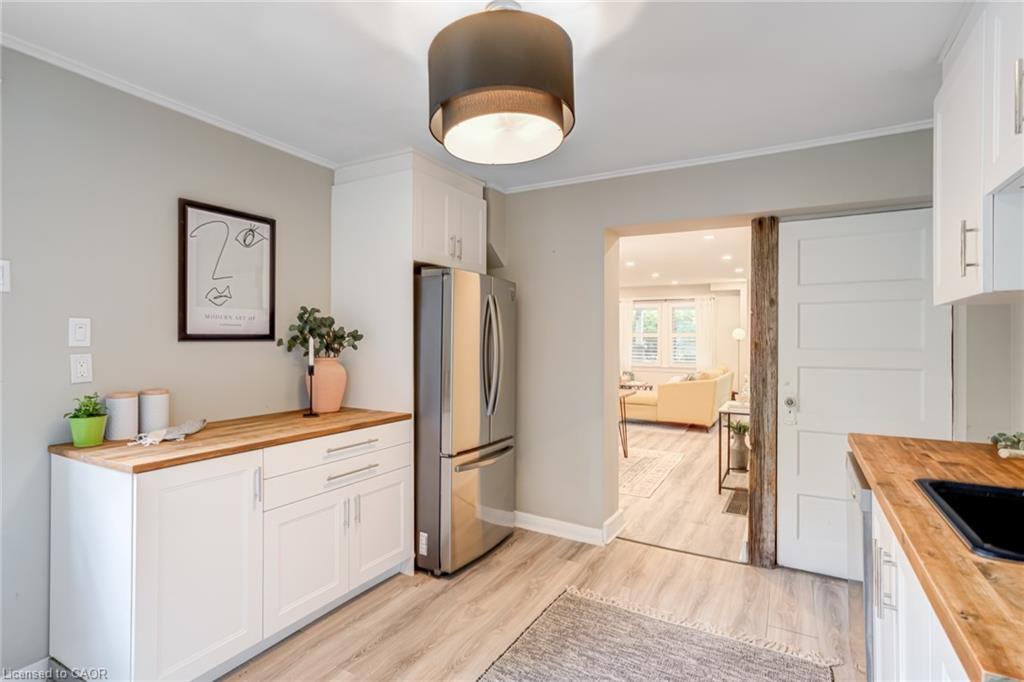 39 East Bend Avenue S, Hamilton, ON - Indoor Photo Showing Kitchen With Double Sink