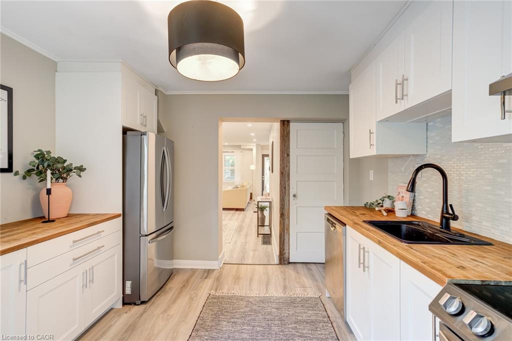 39 East Bend Avenue S, Hamilton, ON - Indoor Photo Showing Kitchen