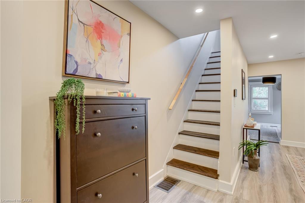 39 East Bend Avenue S, Hamilton, ON - Indoor Photo Showing Other Room