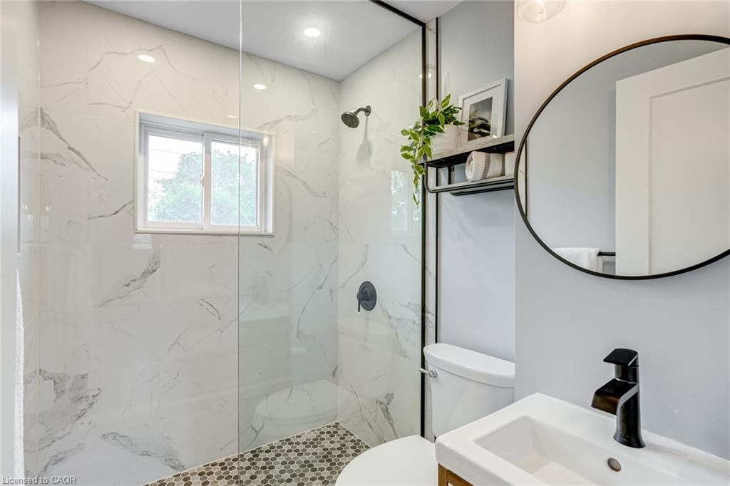 39 East Bend Avenue S, Hamilton, ON - Indoor Photo Showing Bathroom