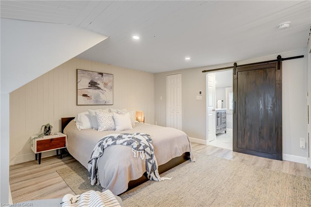 39 East Bend Avenue S, Hamilton, ON - Indoor Photo Showing Bedroom