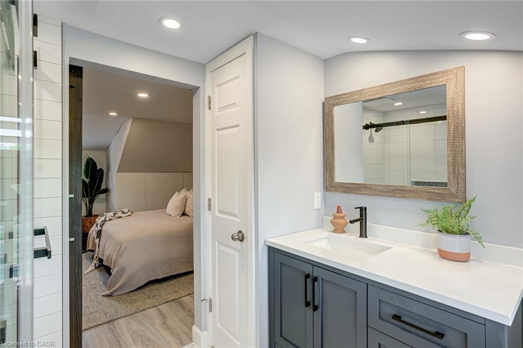 39 East Bend Avenue S, Hamilton, ON - Indoor Photo Showing Bathroom