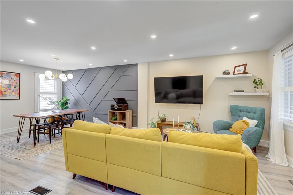 39 East Bend Avenue S, Hamilton, ON - Indoor Photo Showing Living Room With Fireplace