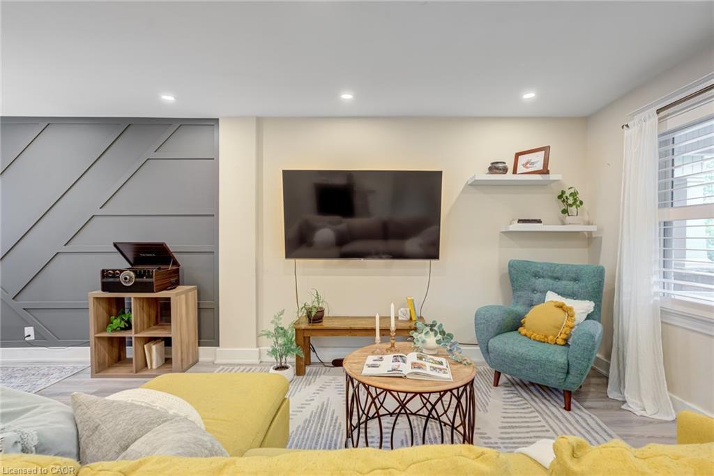 39 East Bend Avenue S, Hamilton, ON - Indoor Photo Showing Living Room