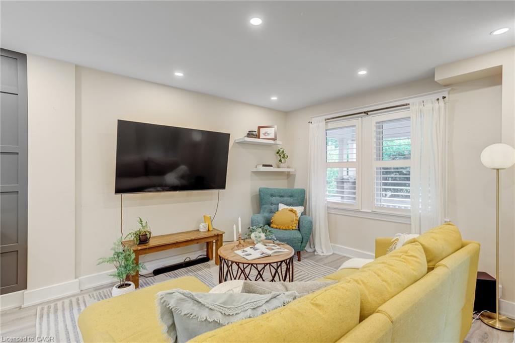 39 East Bend Avenue S, Hamilton, ON - Indoor Photo Showing Living Room