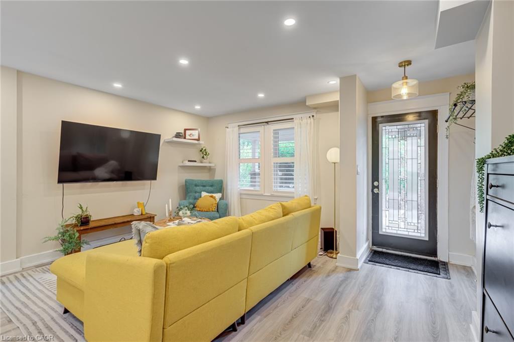 39 East Bend Avenue S, Hamilton, ON - Indoor Photo Showing Living Room With Fireplace