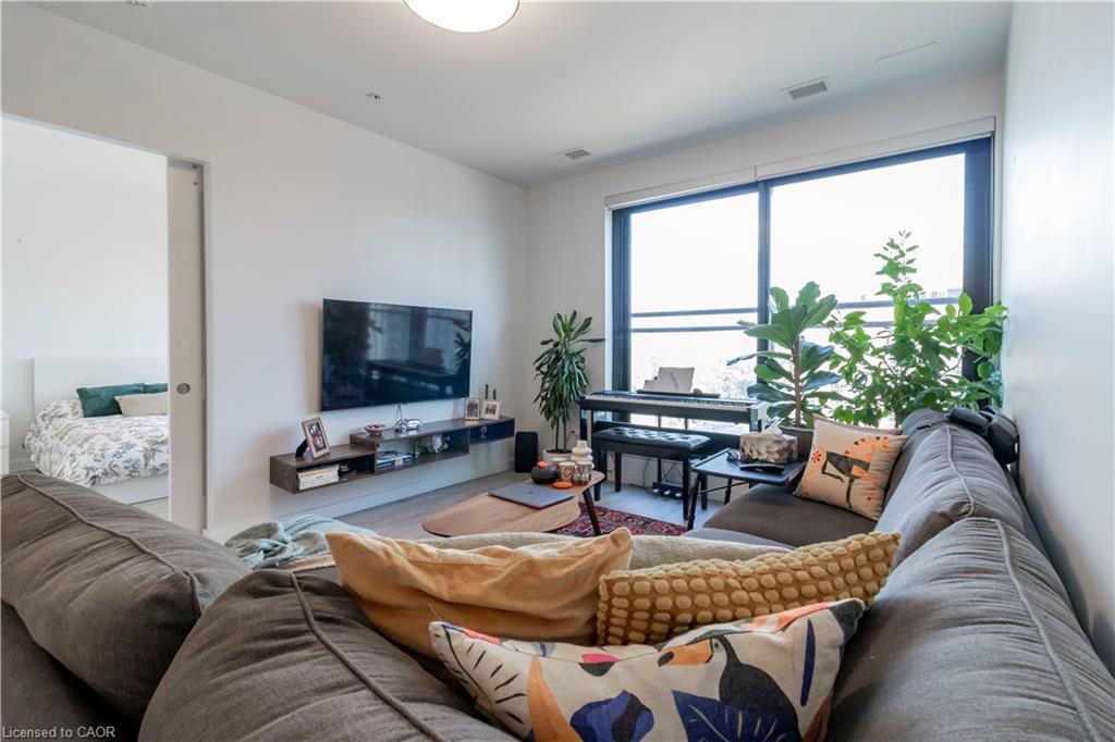1212-181 King Street S, Waterloo, ON - Indoor Photo Showing Living Room