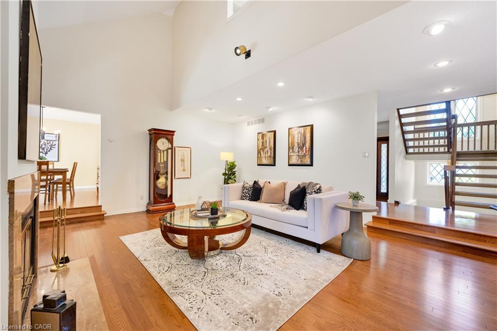 33 Walnut Drive, Guelph, ON - Indoor Photo Showing Living Room