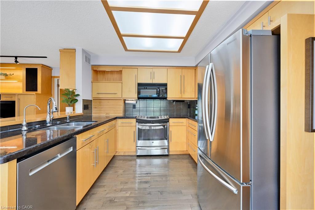 33 Walnut Drive, Guelph, ON - Indoor Photo Showing Kitchen With Double Sink