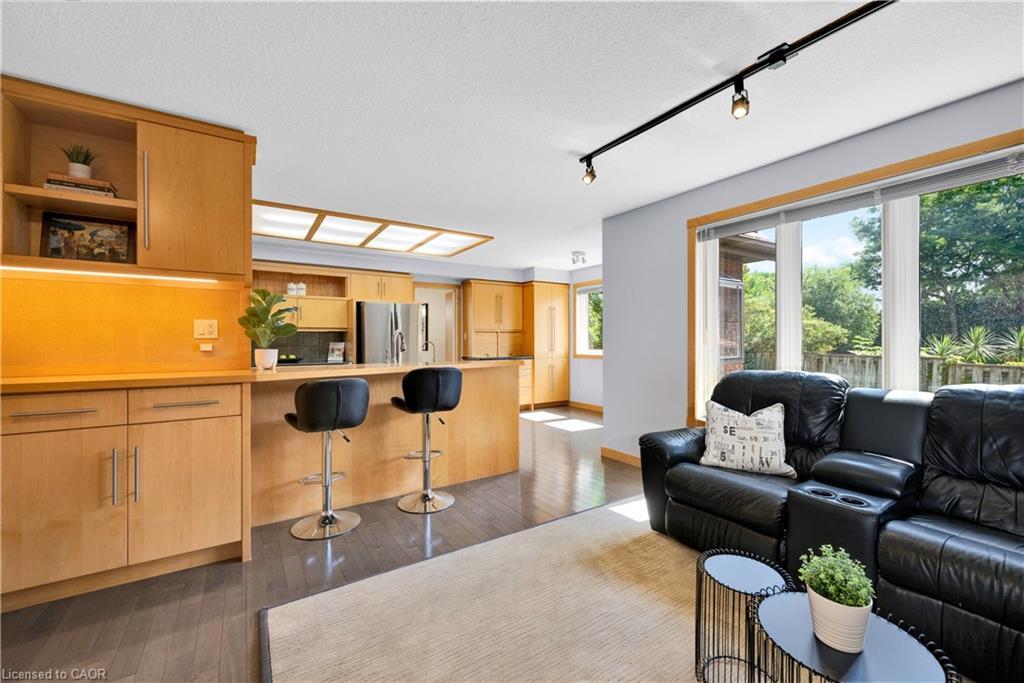 33 Walnut Drive, Guelph, ON - Indoor Photo Showing Living Room