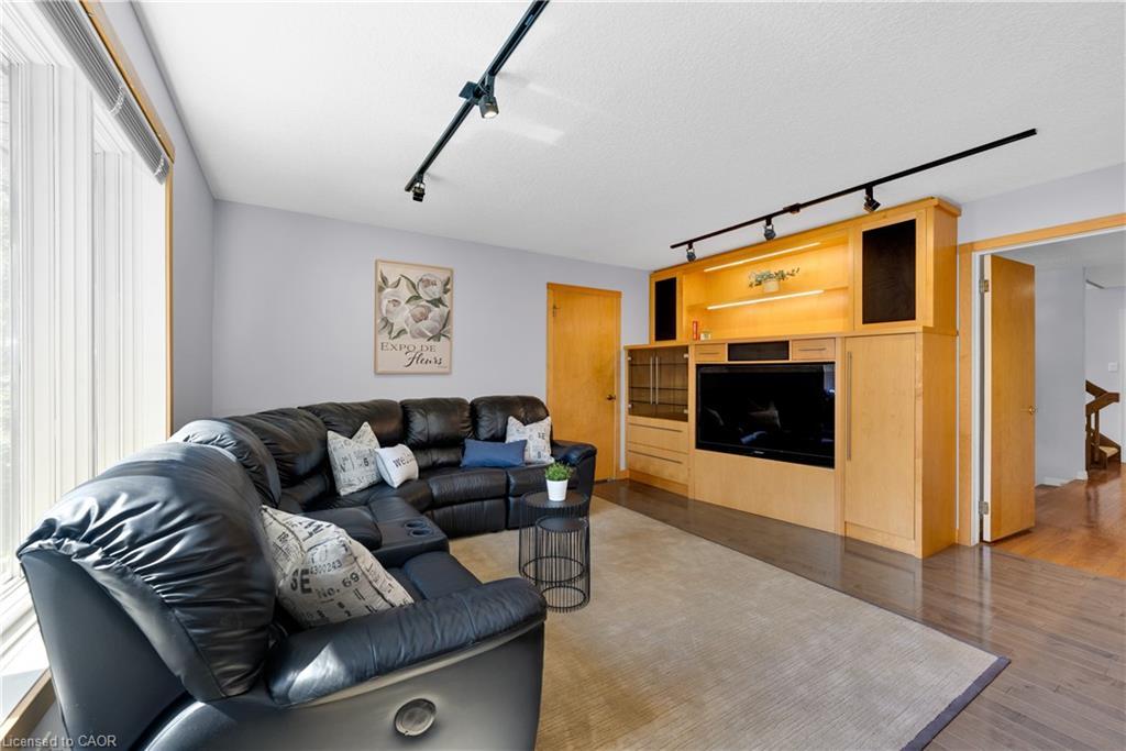 33 Walnut Drive, Guelph, ON - Indoor Photo Showing Living Room