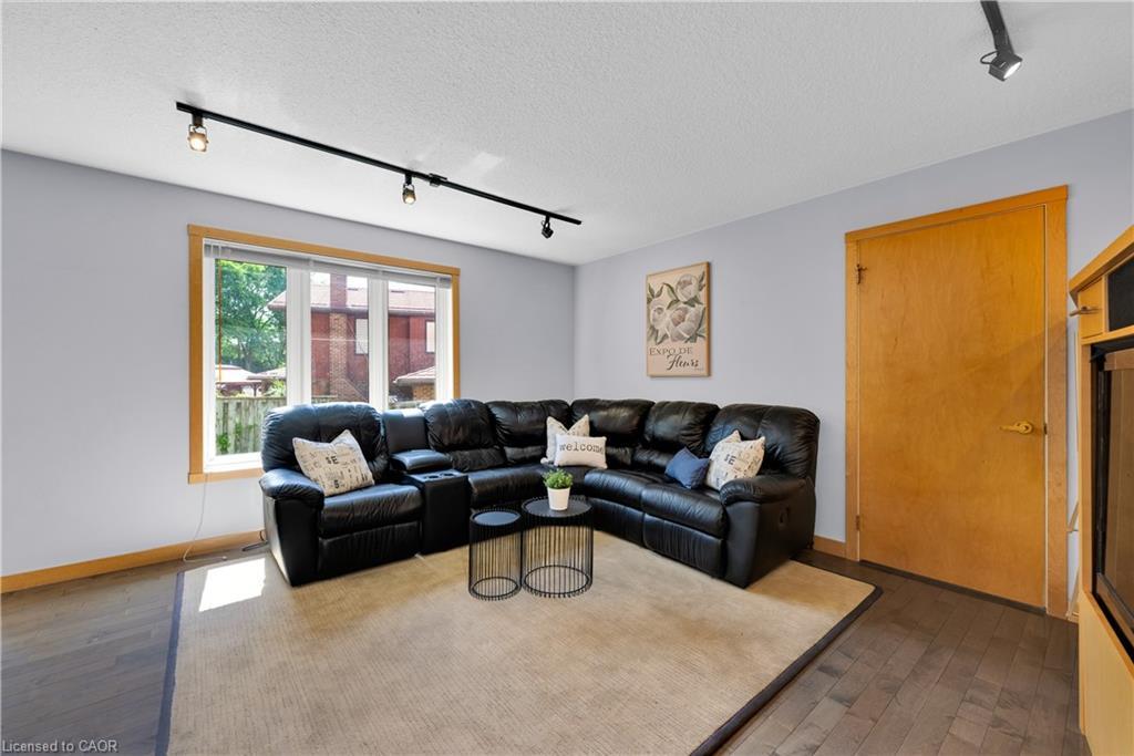 33 Walnut Drive, Guelph, ON - Indoor Photo Showing Living Room