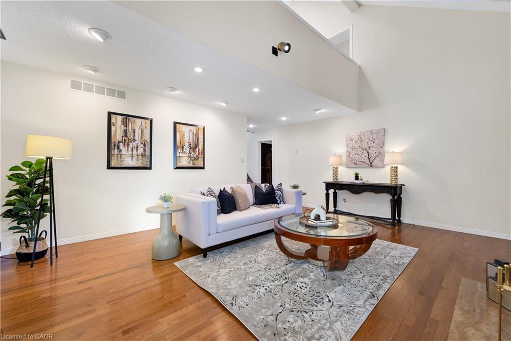 33 Walnut Drive, Guelph, ON - Indoor Photo Showing Living Room