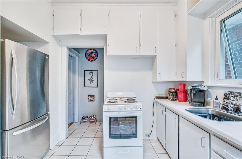 93 East 23Rd Street, Hamilton, ON - Indoor Photo Showing Kitchen With Double Sink