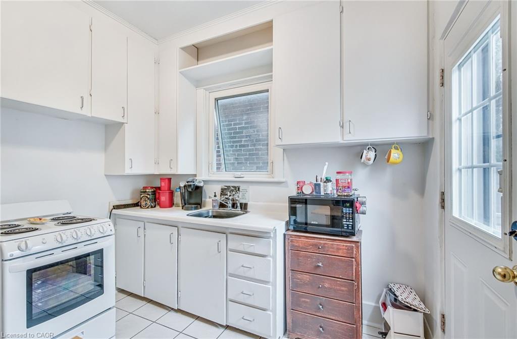 93 East 23Rd Street, Hamilton, ON - Indoor Photo Showing Kitchen