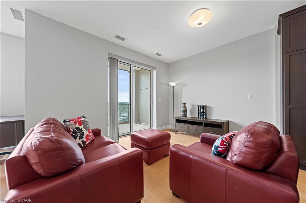 706-223 Erb Street W, Waterloo, ON - Indoor Photo Showing Living Room