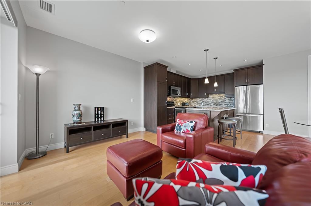 706-223 Erb Street W, Waterloo, ON - Indoor Photo Showing Living Room