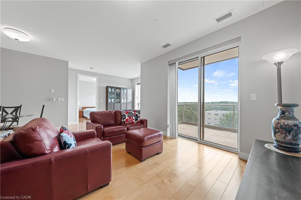 706-223 Erb Street W, Waterloo, ON - Indoor Photo Showing Living Room