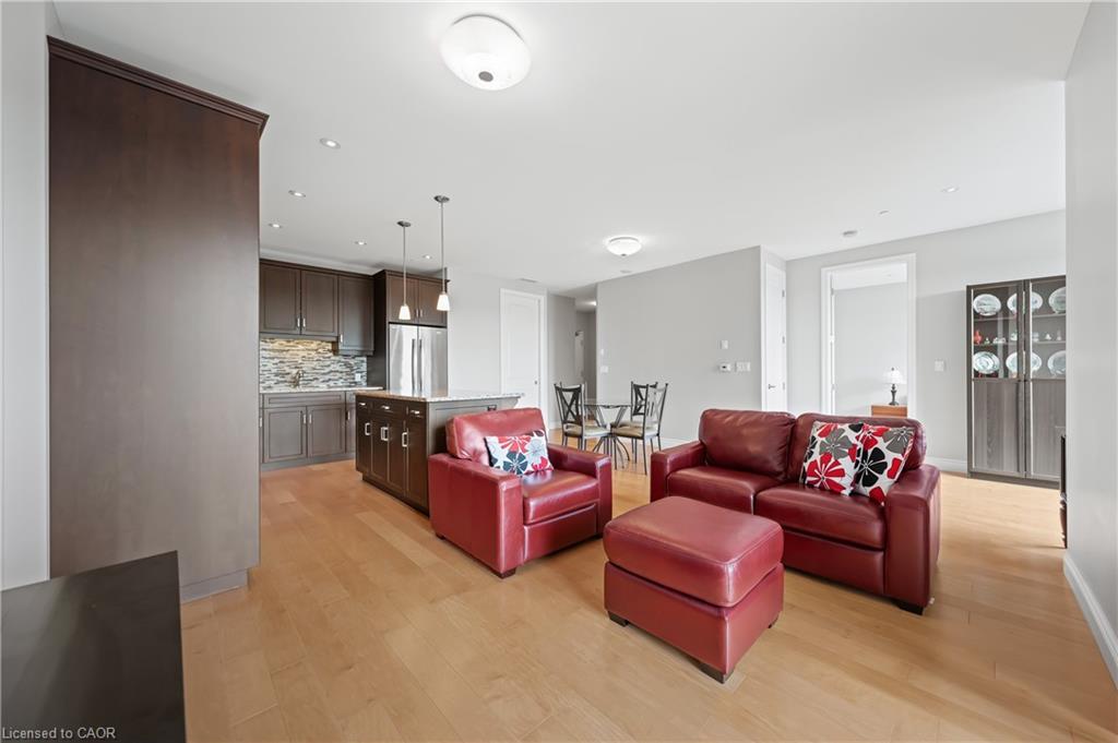 706-223 Erb Street W, Waterloo, ON - Indoor Photo Showing Living Room