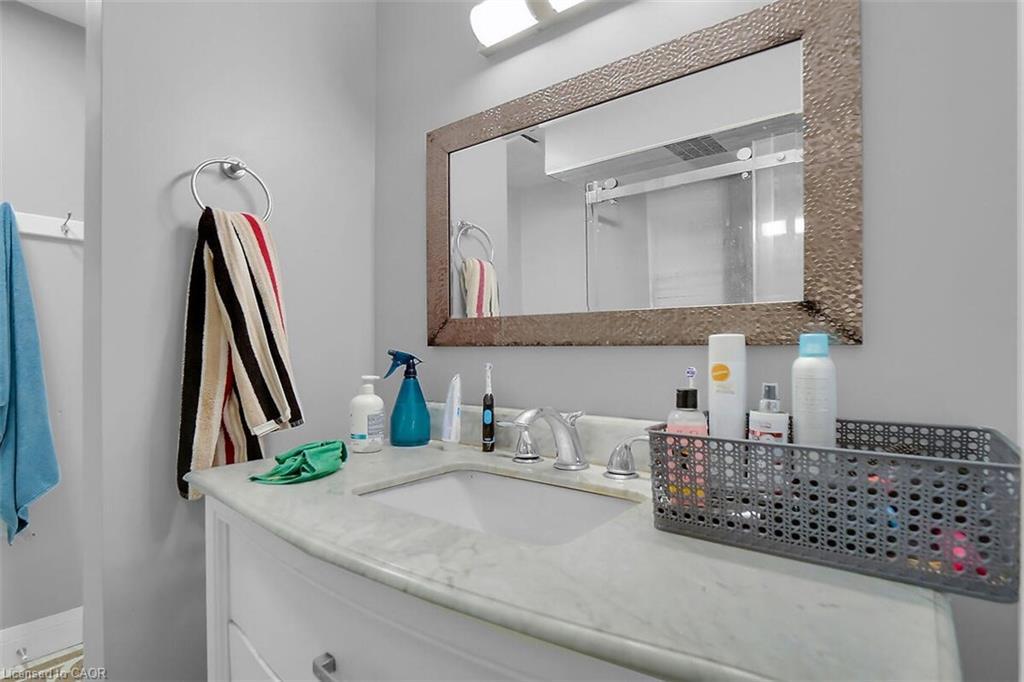 17 Locust Crescent, London, ON - Indoor Photo Showing Bathroom