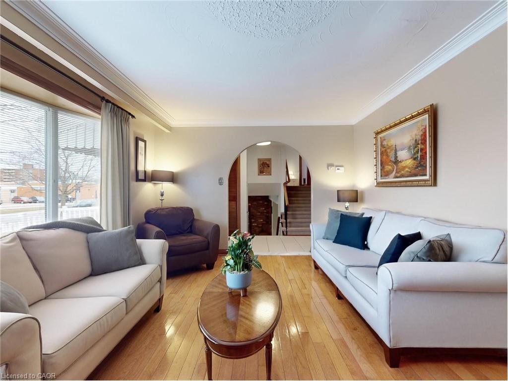 11 Meadowland Gate, Brampton, ON - Indoor Photo Showing Living Room