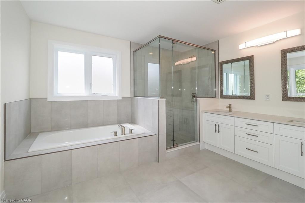 220 Jeffrey Place, Kitchener, ON - Indoor Photo Showing Bathroom