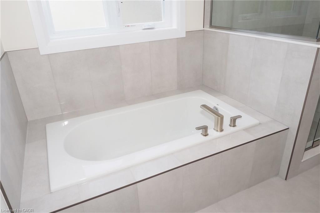 220 Jeffrey Place, Kitchener, ON - Indoor Photo Showing Bathroom