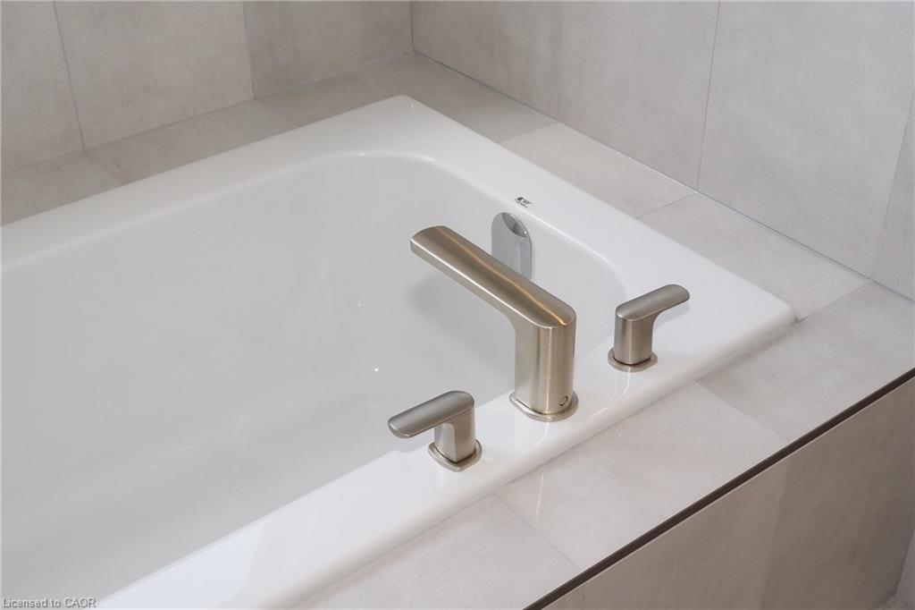 220 Jeffrey Place, Kitchener, ON - Indoor Photo Showing Bathroom