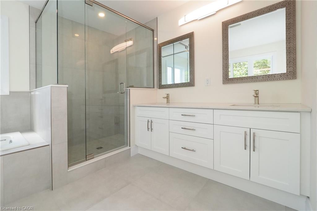 220 Jeffrey Place, Kitchener, ON - Indoor Photo Showing Bathroom