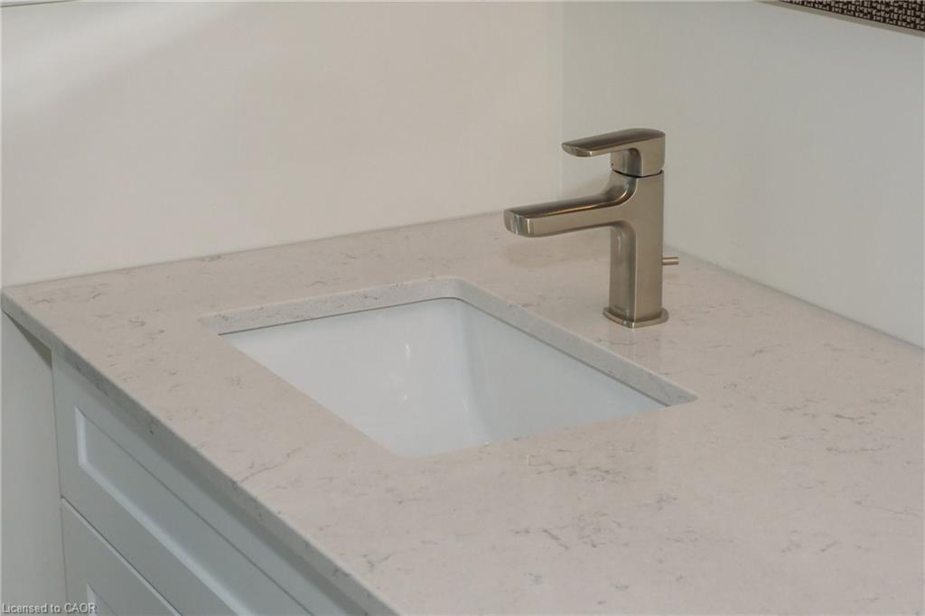 220 Jeffrey Place, Kitchener, ON - Indoor Photo Showing Bathroom