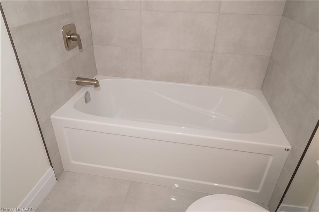 220 Jeffrey Place, Kitchener, ON - Indoor Photo Showing Bathroom